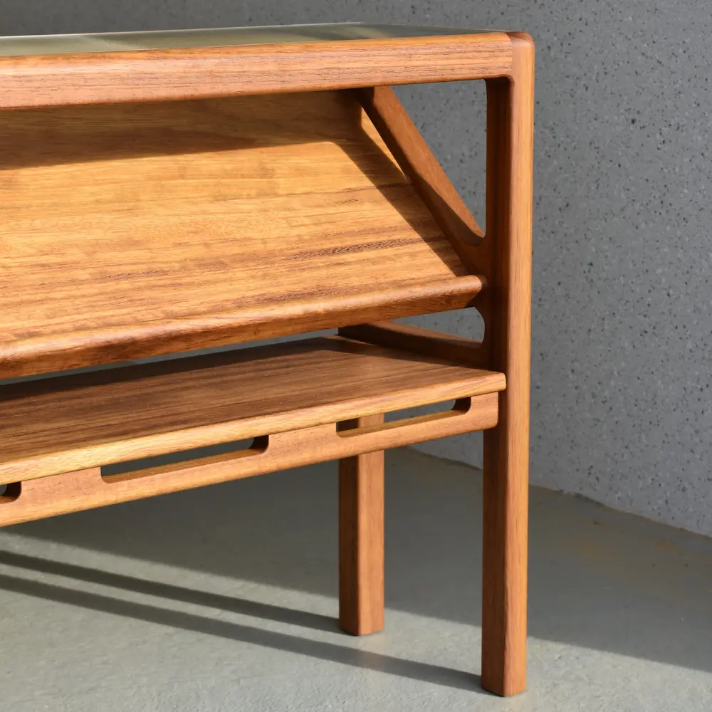 Iroko retro dressoir met fotoboekdisplay | Rechterzijde op betonvloer | Maatwerk meubel